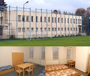 Ubytovna na fotbalovém hřišti [Zvětšit - nové okno]